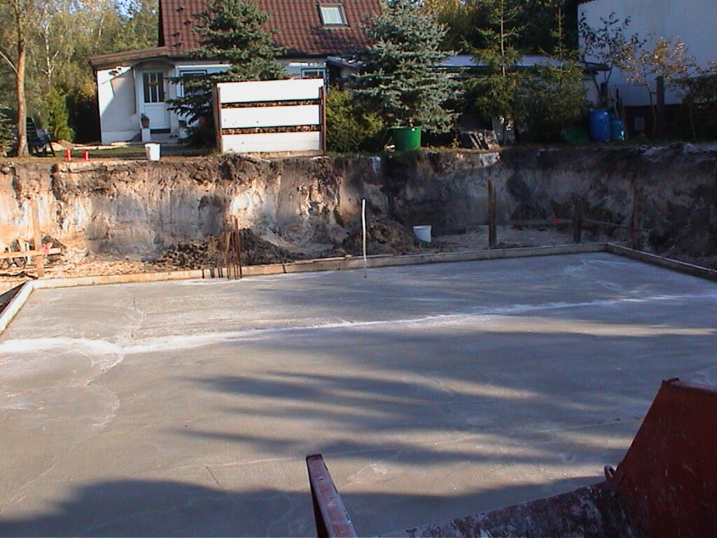 Bodenplatte im Oktober 2003