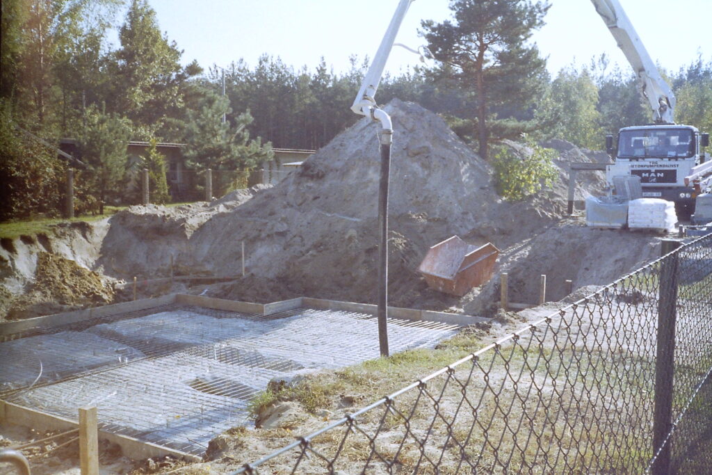 Die Bodenplatte wird gegossen, Oktober 2003