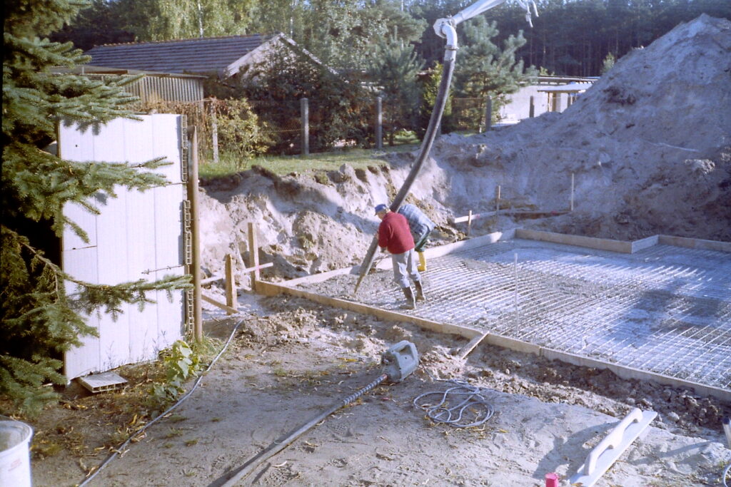Giessen der Bodenplatte, Oktober 2003